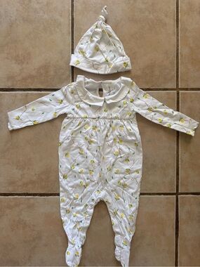 Burt's Bees White Lemon Print Footie with Matching Knot Hat